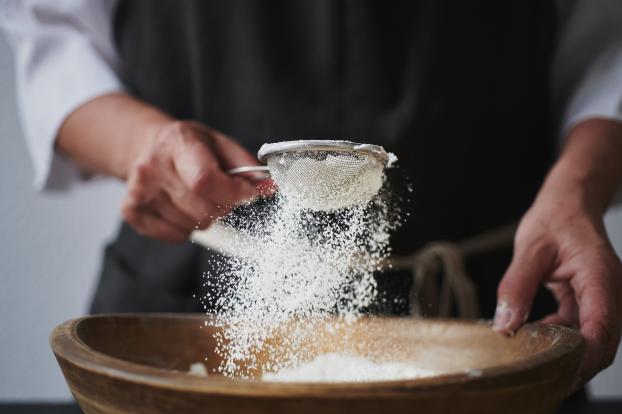 Tamiser la farine : est-ce vraiment important de respecter cette étape quand on cuisine ?