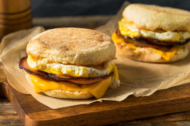 Pour le week-end, découvrez notre recette pour faire son propre Egg Muffin à la maison