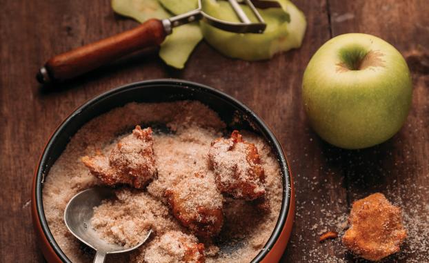 Goûter d'automne : essayez cette recette de pommes caramélisées et billes de beignets facile et gourmande