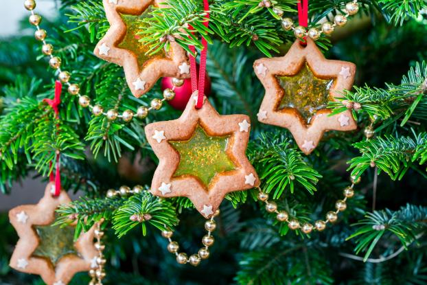 Encore plus beaux et tout aussi faciles à faire que les biscuits de Noël classiques, ces sablés vitraux blufferont vos invités !