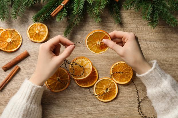 Votre Air Fryer peut vous permettre de réaliser de jolies décorations de Noël avec de simples oranges !