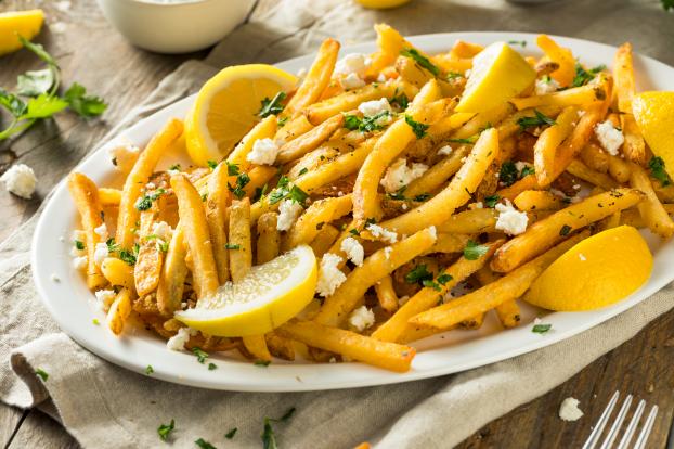 Les Greek Fries :  connaissez-vous ces frites à la feta parfaites pour l’été ?