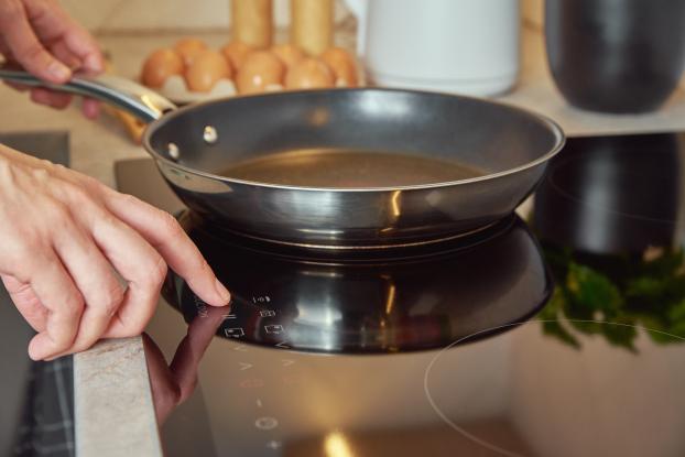 C’est le secret des chefs et il va vous changer la vie : voici comment faire pour que les aliments n’attachent jamais dans la poêle