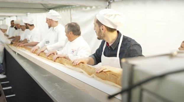 Des boulangers français battent le record du monde de la baguette la plus longue : mais comment ont-ils fait pour la cuire ?