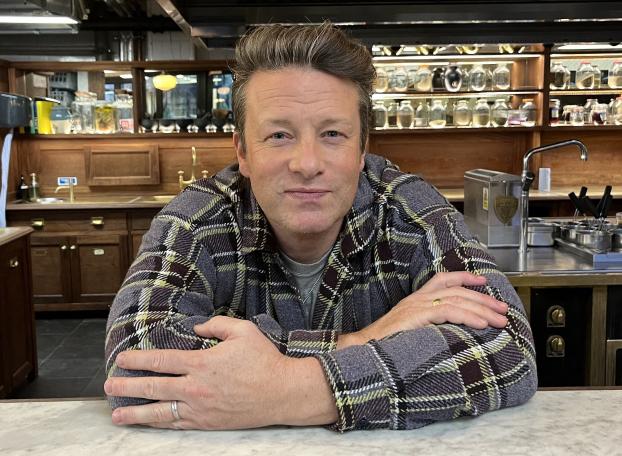 Jamie Oliver dévoile son astuce géniale pour transformer une simple soupe en un plat savoureux et croustillant