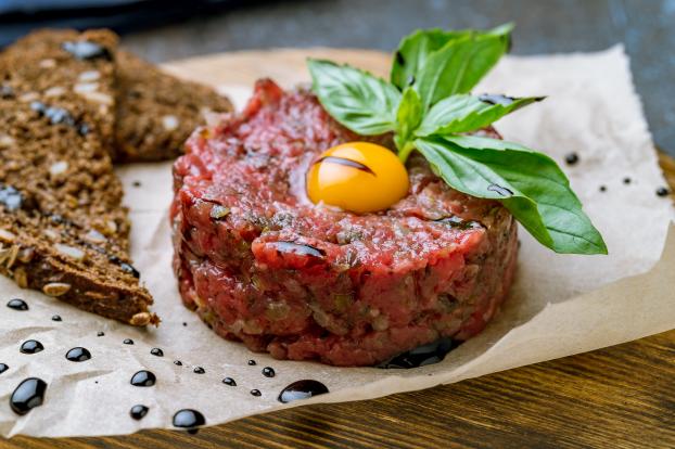 Encore meilleur qu’au bistrot, Norbert Tarayre nous montre comment faire très facilement un tartare de bœuf  !