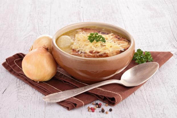 “Excellente !” : voici comment faire une bonne soupe à l’oignon, idéale pour se faire du bien un lendemain de fête !