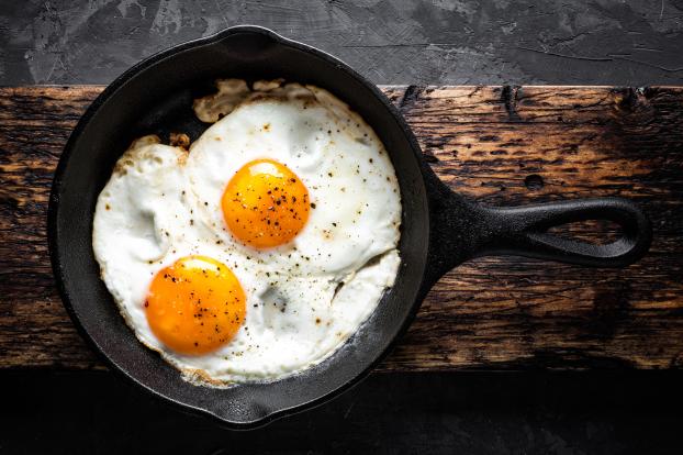 L'astuce surprenante pour des œufs au plat qui ne collent pas (et sans une goutte d'huile)