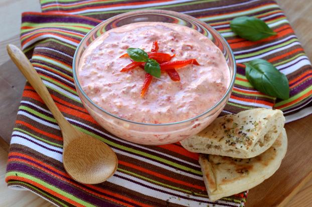 Oubliez les poivrons grillés, misez plutôt sur cette tartinade poivron-feta pour vos prochains apéritifs !