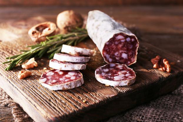 “Si le blanc reste sur vos doigts…” : ce spécialiste des produits de terroirs livre ses conseils pour bien choisir un saucisson