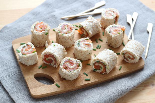 Faciles et économiques : ces mini roulés au saumon façon makis avec du pain de mie sont parfaits pour l’apéritif de Noël