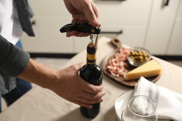 Voici les techniques (qui fonctionnent vraiment) pour ouvrir une bouteille de vin sans tire-bouchon