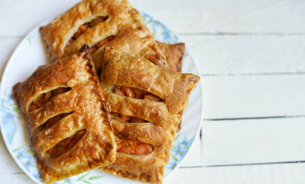 Connaissez-vous la Jalousie aux pommes, un délicieux gâteau avec de la pâte feuilletée croustillante ?