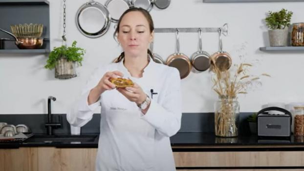 “Un feuilletage aérien, une frangipane légère” : Nina Métayer livre la recette d’une de ses incroyables galettes des rois !