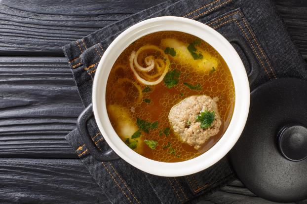 “Il a un goût extraordinaire” : Cyril Lignac livre sa recette de bouillon aux boulettes et aux légumes qui va vous emmener jusqu’en Asie