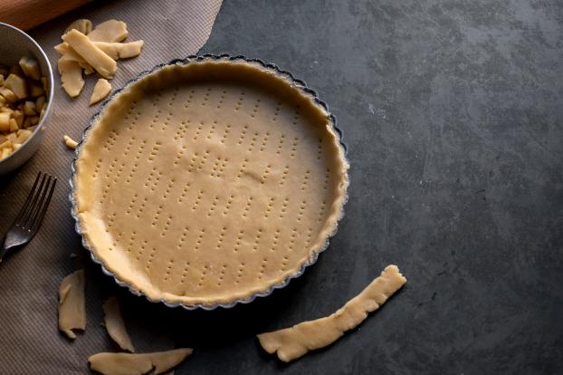 Plus besoin de robot : une simple boîte hermétique suffit pour réussir votre pâte à tarte maison