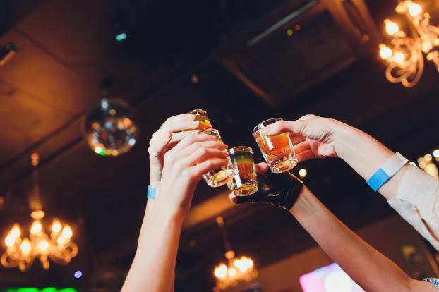 Des bars épinglés dans ce lieu touristique: ils récupéraient les restes d’alcool dans les verres pour les resservir sous forme de shots