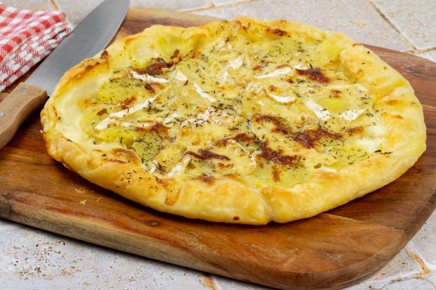 Pour un repas gourmand, la cheffe pâtissière Nina Métayer partage sa recette coup de cœur de tarte salée aux pommes et camembert