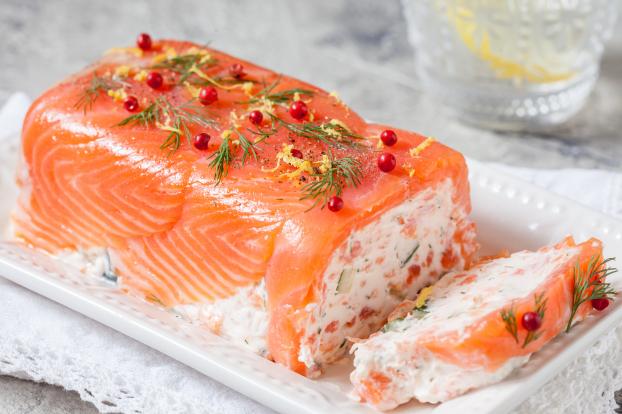 Vous ne savez pas quoi servir comme entrée à Noël : cette terrine de saumon à préparer à l’avance est une très bonne option !