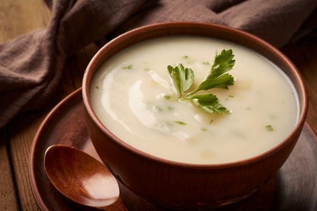 Comment faire un potage Parmentier, une soupe ultra-onctueuse à base de pomme de terre et de poireaux ?