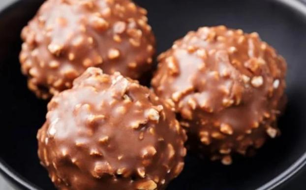 Chocolats maison façon Ferrero Rocher : la recette facile et économique à préparer pour Noël !