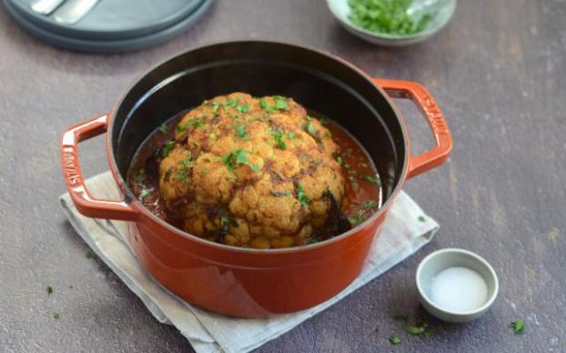 Vous ne savez jamais quoi faire avec le chou-fleur ? Essayez cette recette gourmande pour le cuisiner dans une cocotte