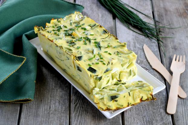 Avec un simple moule à cake, voici comment réussir un délicieux flan de courgettes et feta