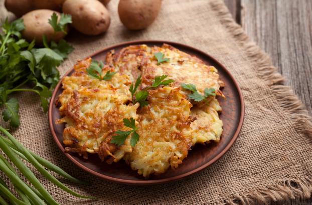 Connaissez-vous les latkes, ces fines galettes de pommes de terre croustillantes  à faire à la poêle ?