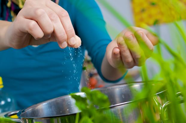 Pourquoi la hauteur à laquelle on sale un aliment a son importance ? Un chef nous éclaire !