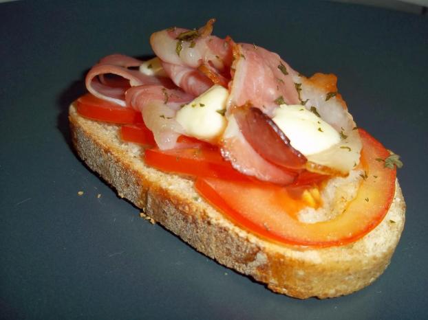 Recette - Tartine de jambon cru sur lit de tomates et ...