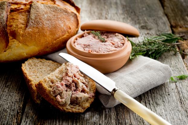 Pour demander son ami en mariage… Elle glisse sa demande dans une boîte de pâté Hénaff !