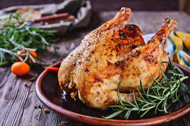 Que faire de la carcasse de son poulet rôti ? Découvrez la recette de ce chef pour ne rien gâcher !