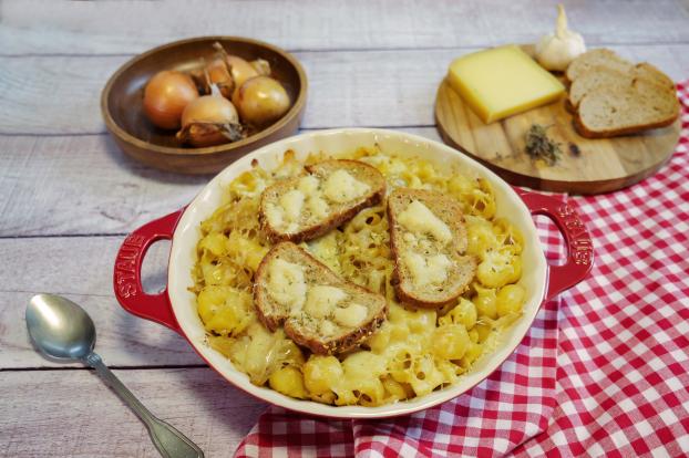 Simple et ultra-gourmande, voici la recette des pâtes façon soupe à l’oignon