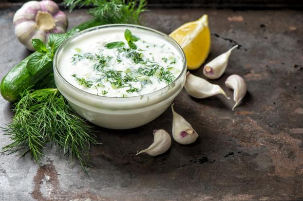 Ce chimiste dévoile l’erreur à ne surtout pas faire pour obtenir une bonne sauce au yaourt