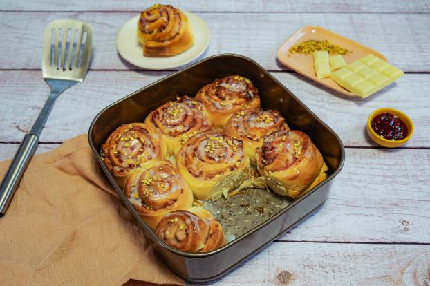 Vous n’aimez pas la cannelle ? Découvrez notre recette de brioches façon rolls à la confiture de framboise, pistaches et chocolat blanc