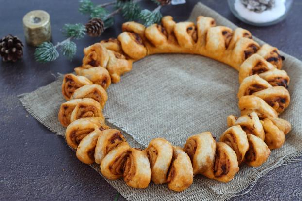 Couronne feuilletée au pesto rouge : l’idée facile et savoureuse pour réussir votre apéritif du Nouvel An