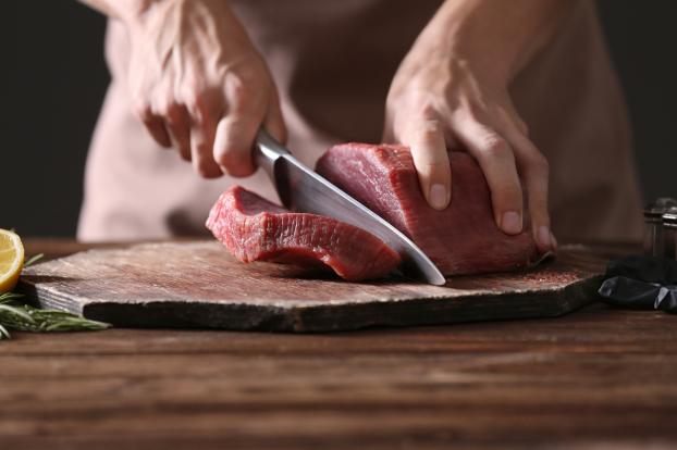 Cette erreur que l’on fait tous avec son couteau quand on découpe de la viande (et qui peut nous rendre malade)