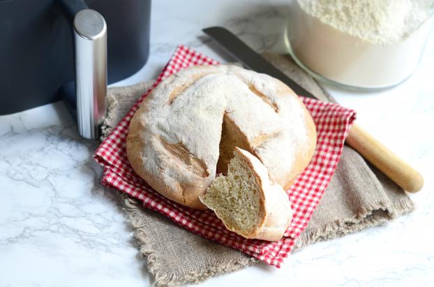 Air Fryer : cette recette permet de faire un pain presque comme une boule au levain avec seulement 2 ingrédients !