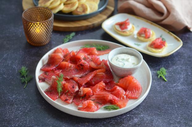 Pour Noël, réalisez ce gravlax de saumon express en seulement 20 minutes, une recette parfaite pour épater vos invités