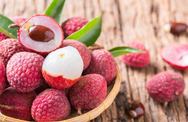 Voici la question à poser à votre primeur pour savoir comment choisir des litchis bien sucrés et juteux pour cette fin d’année !