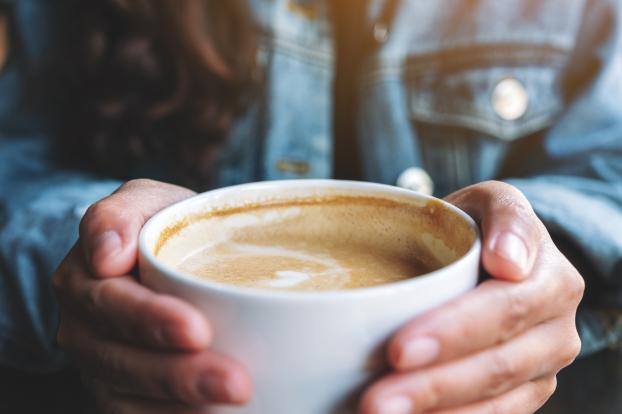 Ventre qui gonfle : quelles boissons privilégier le matin pour se sentir bien ?