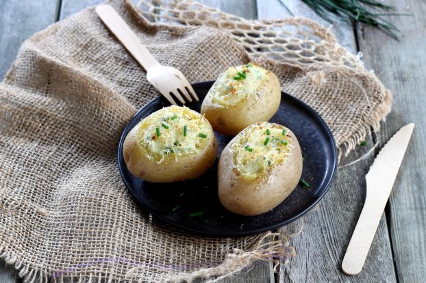 Simple, rapide à faire, cette recette de pommes de terre farcies est idéale pour accompagner vos plats d’automne