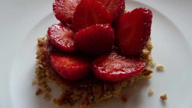 Tarte fraise-rhubarbe au muesli