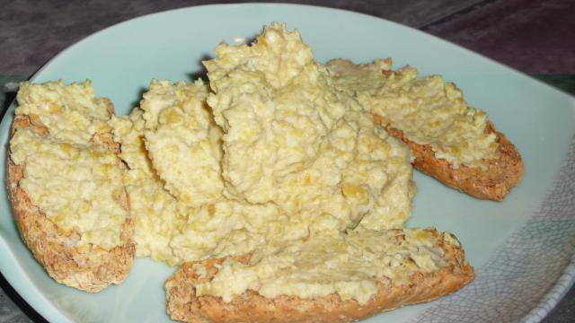 Tartines de purée de pois chiches au lait de coco