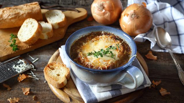 Oubliez les Bouillons parisiens, cette recette de soupe à l’oignon maison est la meilleure !