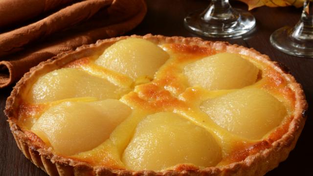 “C’est bon de la manger tiède” : Philippe Etchebest partage sa recette de tarte bourdaloue, ce délice facile aux poires !