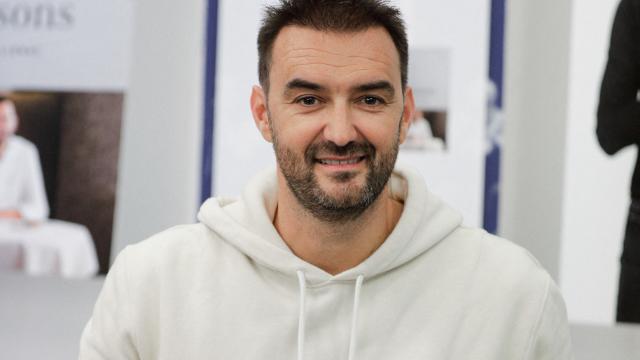 “Ça croque, ça fond” : Cyril Lignac partage sa recette de merveilleux au chocolat blanc et spéculoos pour un dessert waouh