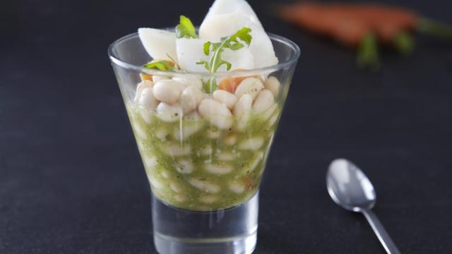 Salade de haricots blancs, cabillaud et pesto de roquette (en verrine)