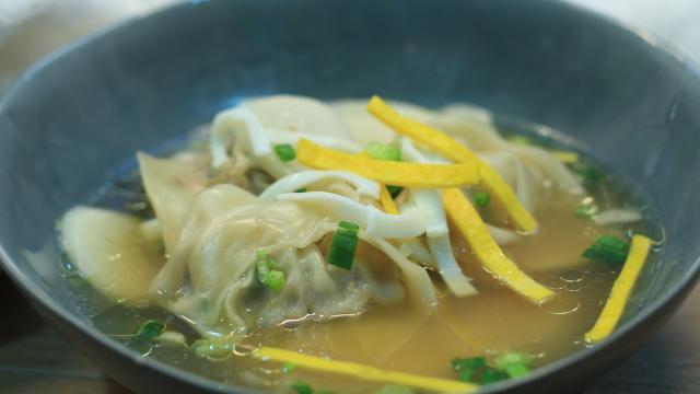 Tteok Manduguk ou Soupe Coréenne aux raviolis et pâte de riz