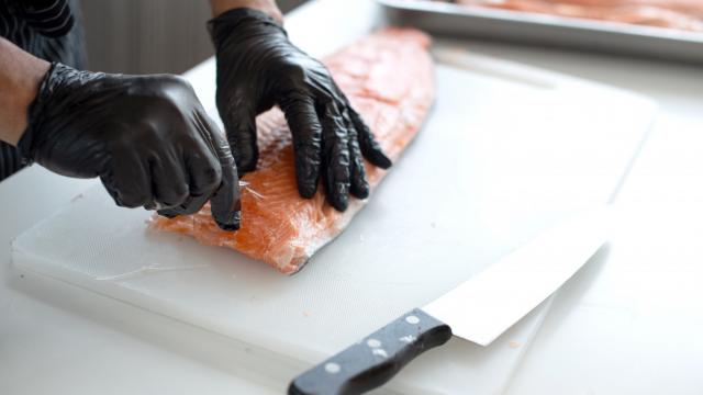 Ce chef vous dévoile LA bonne technique pour bien retirer les arêtes d’un poisson sans difficulté